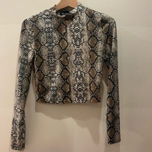SNAKE PRINT CROPPED TOP
